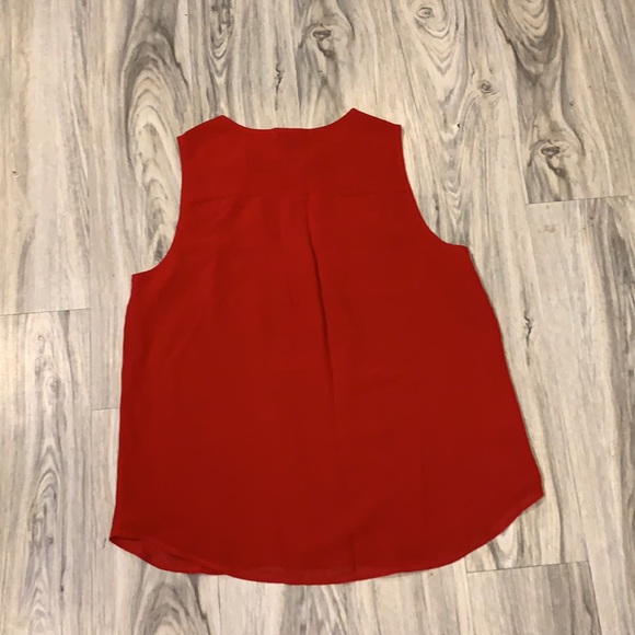 Red sleeveless flutter blouse - Picture 5 of 8